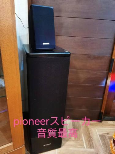 a laptop computer sitting on top of a black cpu at 団体歓迎ジョイサウンドカラオケ付き北軽井沢超大型貸別荘7寝室5浴室20人泊まれる in Karuizawa