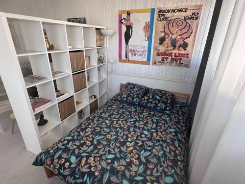 une chambre avec un lit et une étagère dans l'établissement Appartement T2 rénové avec clim, proche mer, 2 km du centre, WiFi fibre, tennis et animaux acceptés - FR-1-768-49, aux Issambres