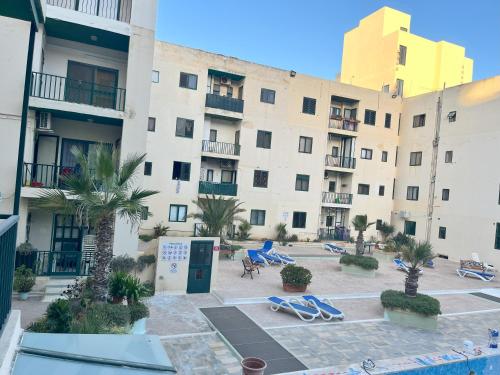 a view of the courtyard of a building at Cosy 4 Bedroom Apt with use of Pool in St Paul's Bay