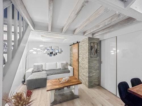 um quarto com uma cama e uma mesa em L'Harmonie Dorée em La Motte