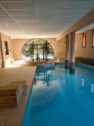 - une piscine avec une fontaine au milieu d'un bâtiment dans l'établissement Duplex Cami Real, à Saint-Lary-Soulan