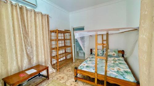 Poschodová posteľ alebo postele v izbe v ubytovaní Kihori Nungwi