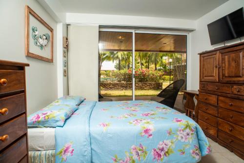 Pampatar的住宿－Bellos apartamentos en Loma Real, Pampatar，一间卧室配有一张床、一个梳妆台和一扇窗户。