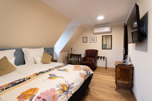 - une chambre avec un lit et une chaise dans l'établissement Wirtshaus zum Drachen Marokko Schenke, à Margetshöchheim