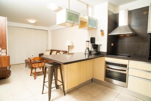a kitchen with a counter and a table in it at Bellos apartamentos en Loma Real, Pampatar in Pampatar