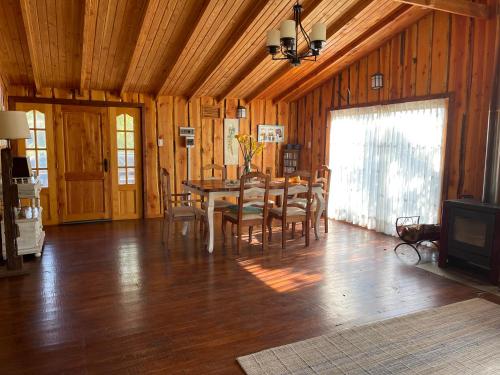 a dining room with a table and chairs and a television at CASA EN COBQUECURA SE ARRIENDA in Cobquecura
