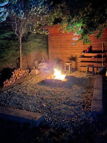 a fire pit in front of a cabin at night at CASA EN COBQUECURA SE ARRIENDA in Cobquecura