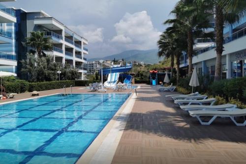 The swimming pool at or close to Aura blue