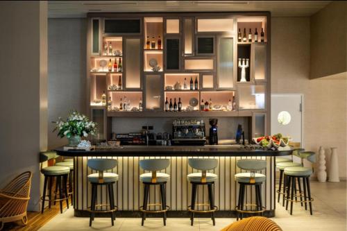 uma cozinha com um bar com bancos em Suite on the beach em Haifa
