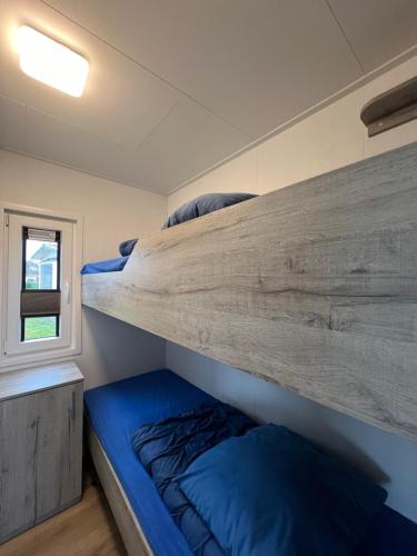 a bedroom with a bunk bed in a room at Chalet Helmgras J4 in Buren