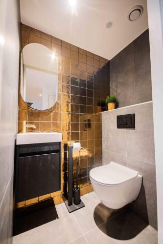 Ένα μπάνιο στο Historical 80m2 Retreat with Sauna option - R51B