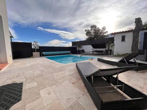 une cour arrière avec une piscine et une maison dans l'établissement Villa de charme 130 m2, à Vidauban