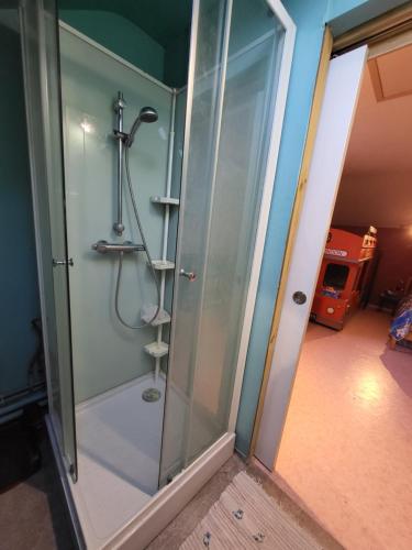 ducha en una habitación con puerta de cristal en Maison JO 2024 en Guyancourt