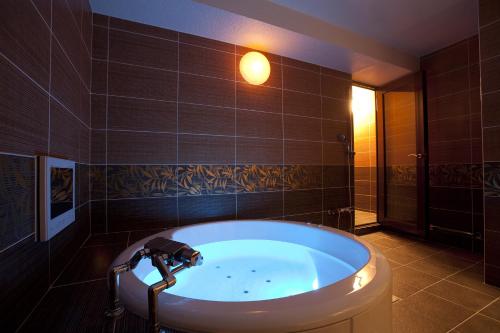 Cette chambre comprend une salle de bains pourvue d'une grande baignoire. dans l'établissement Hotel Alfa Kyoto, à Kyoto