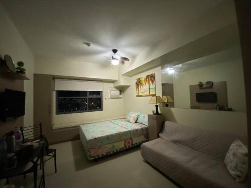 - une chambre avec un lit et un canapé dans l'établissement Horizon101 studio gem, à Cebu