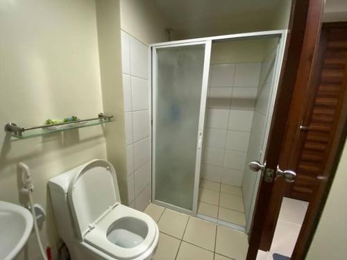 La salle de bains est pourvue d'une douche, de toilettes et d'un lavabo. dans l'établissement Horizon101 studio gem, à Cebu