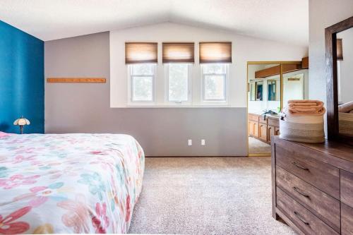 a bedroom with a bed and a dresser and a mirror at Cozy Home Elk Grove Sac SkyRiver Casino in Elk Grove