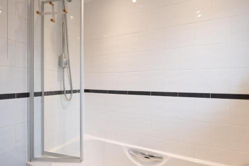 a shower with a glass door in a bathroom at Beautiful House in South Cambridge, 14-Min Drive to the City Centre, Free Parking, No Sofabeds, Sleeps 6 in Cambridge