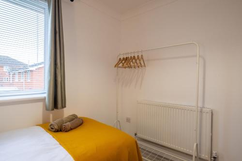a bedroom with a bed with a stuffed animal on it at Beautiful House in South Cambridge, 14-Min Drive to the City Centre, Free Parking, No Sofabeds, Sleeps 6 in Cambridge