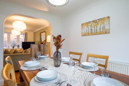 a dining room with a table and chairs at Beautiful House in South Cambridge, 14-Min Drive to the City Centre, Free Parking, No Sofabeds, Sleeps 6 in Cambridge