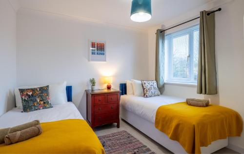 1 Schlafzimmer mit 2 Betten und einem Fenster in der Unterkunft Fennec 4-BR Detached House, Sleeps 6, Free Parking in Cambridge