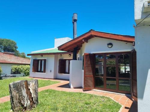 una casa con una puerta grande en un patio en Casa con pileta La Serena en Villa Gesell