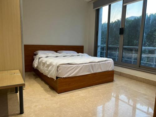 Postel nebo postele na pokoji v ubytování فيلا للايجار في جراند هايتس