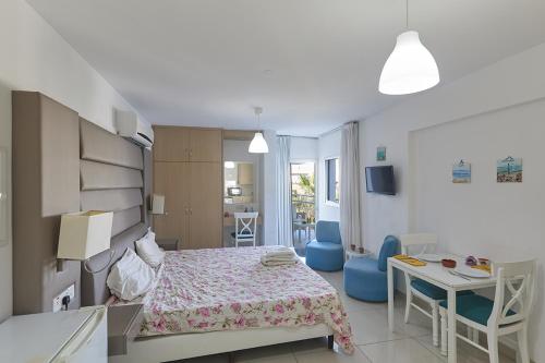 um quarto com uma cama, uma mesa e uma secretária em Napa Hera 's Nest em Agia Napa