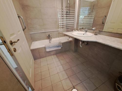 Koupelna v ubytování Villa Galini with Private Pool & Incredible Views, Ipsos