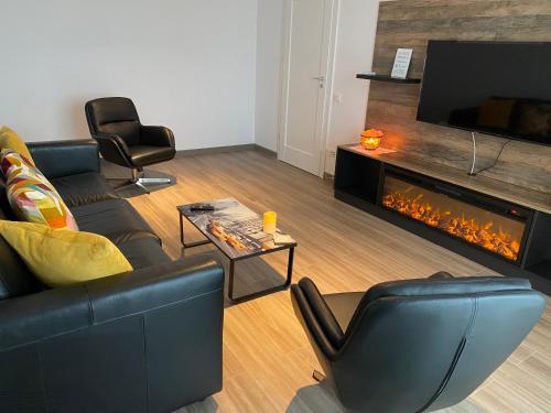 un soggiorno con divano e camino di BrasoVista - PAJ Premium Apartments in URBAN Plaza a Braşov