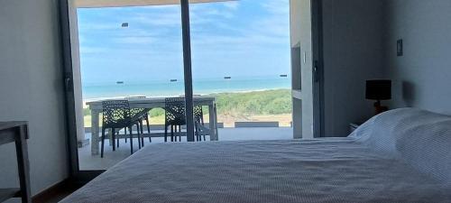 - une chambre avec un lit et une vue sur l'océan dans l'établissement North Beach GHF, à Costa Esmeralda