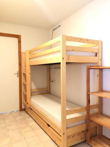 Cette chambre dispose de lits superposés. dans l'établissement Appartement à la montagne (jusqu'à 6 personnes), à Le Biot