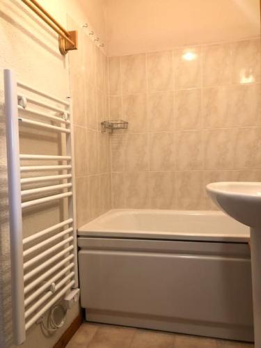 une salle de bain avec une baignoire, un lavabo et une douche dans l'établissement Appartement à la montagne (jusqu'à 6 personnes), à Le Biot