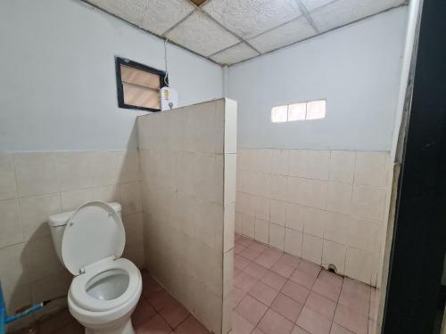Huean Fha Kram เฮือนฟ้าคราม โฮมสเตย์เชียงราย في Ban Fang Min: حمام مع مرحاض ودش