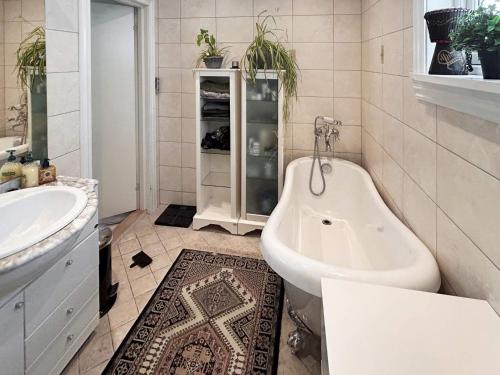 bagno con vasca e lavandino di Holiday home helgeroa a Helgeroen