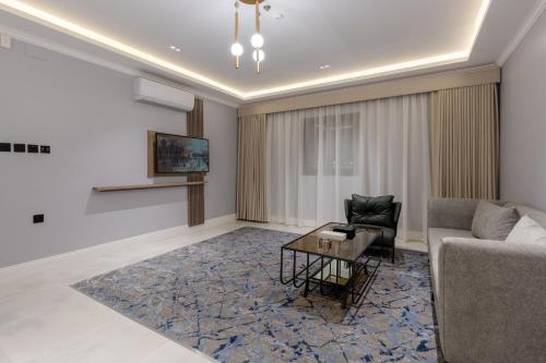 ein Wohnzimmer mit einem Sofa und einem Tisch in der Unterkunft فندق فاتوران in Medina