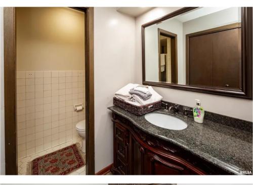 Vonios kambarys apgyvendinimo įstaigoje Luxurious condo Moline Quad Cities 4bedrooms 2 bath