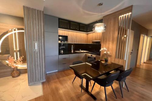uma cozinha com mesa e cadeiras e uma sala de jantar em Glamorous Apartment in Budapest, Hungary em Budapeste