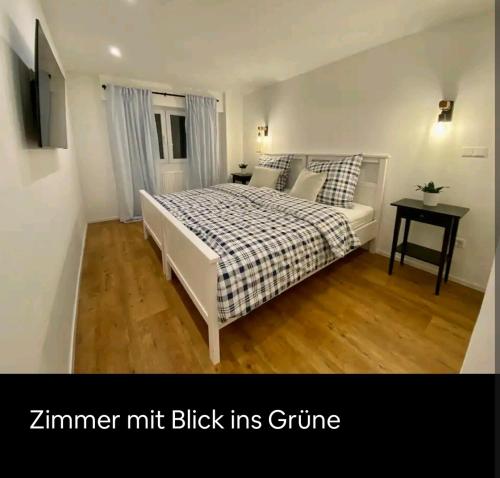 1 dormitorio con cama, sofá y mesa en Reiter's Apartments am Eichelberg, en Gaggenau