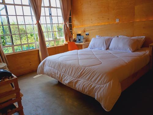 Postel nebo postele na pokoji v ubytování The Cascades Cabin Nakuru