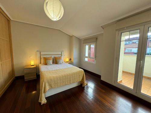 sypialnia z łóżkiem i dużym oknem w obiekcie Fantástico Dúplex Vista Bahia w mieście El Astillero