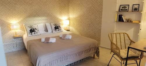 a bedroom with a bed with two towels on it at Coco Carib - Massage offert à partir de 3 nuits in Deshaies