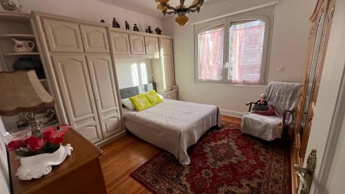 une chambre avec un lit avec des oreillers jaunes dessus dans l'établissement T3 + VÉRANDA A STRASBOURG, à Strasbourg