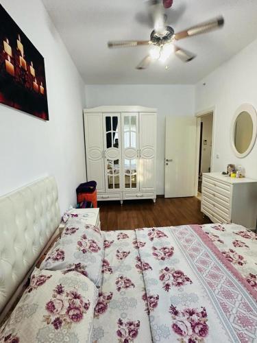 um quarto com uma cama e uma ventoinha de tecto em إسطنبول em Esenyurt
