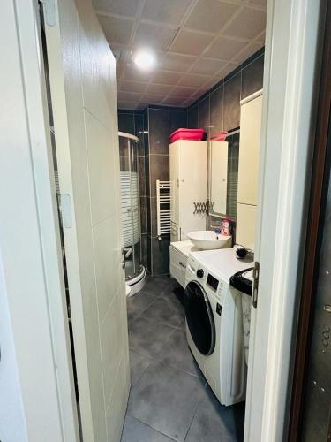 a bathroom with a washing machine and a sink at إسطنبول in Esenyurt