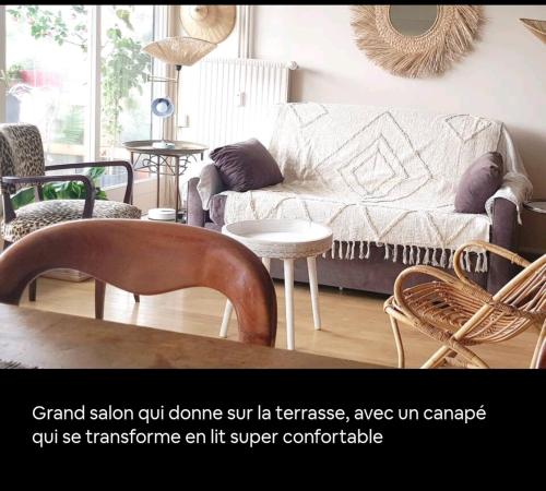 ein Wohnzimmer mit einem Sofa und Stühlen in der Unterkunft Le bruit des vagues à Trouville sur mer in Trouville-sur-Mer