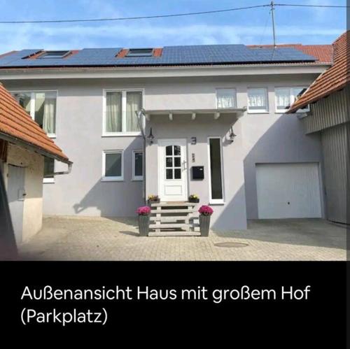 una casa bianca con le parole austbushkritkritkritkritkritkritisks hit di Reiter's Apartments am Eichelberg a Gaggenau