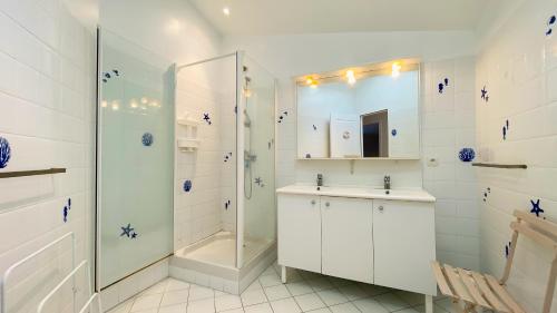 Bathroom sa Maison familiale en plein cœur de la Couarde sur Mer