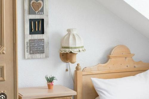 1 dormitorio con 1 cama y 1 mesa con lámpara en Großes Panorama Haus für Freunde en Pottenstein