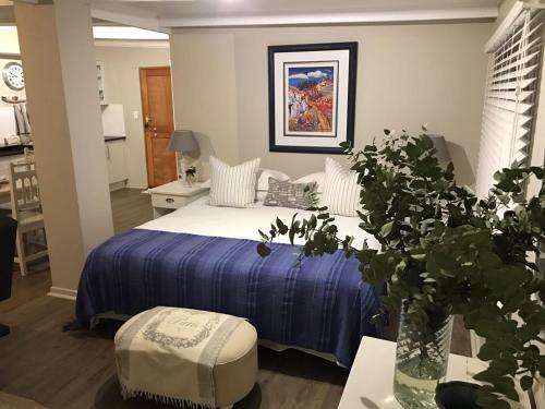 a bedroom with a bed with a blue blanket at Bloekomsrus in Senekal